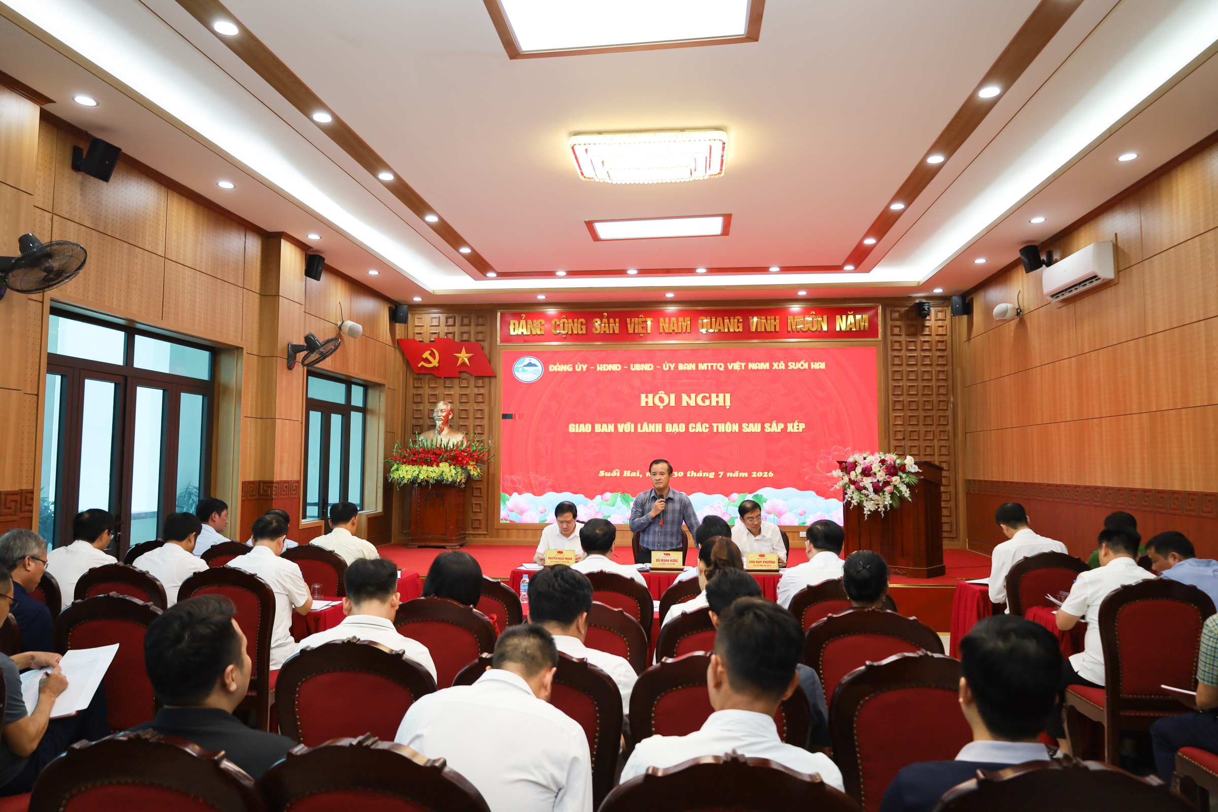 Các đồng chí: Đỗ Mạnh Hưng – Bí thư Đảng ủy, Chủ tịch HĐND xã; Chu Huy Phương – Phó Bí thư Thường trực Đảng ủy và Nguyễn Ngọc Mạnh – Chủ tịch UBND xã đồng chủ trì.