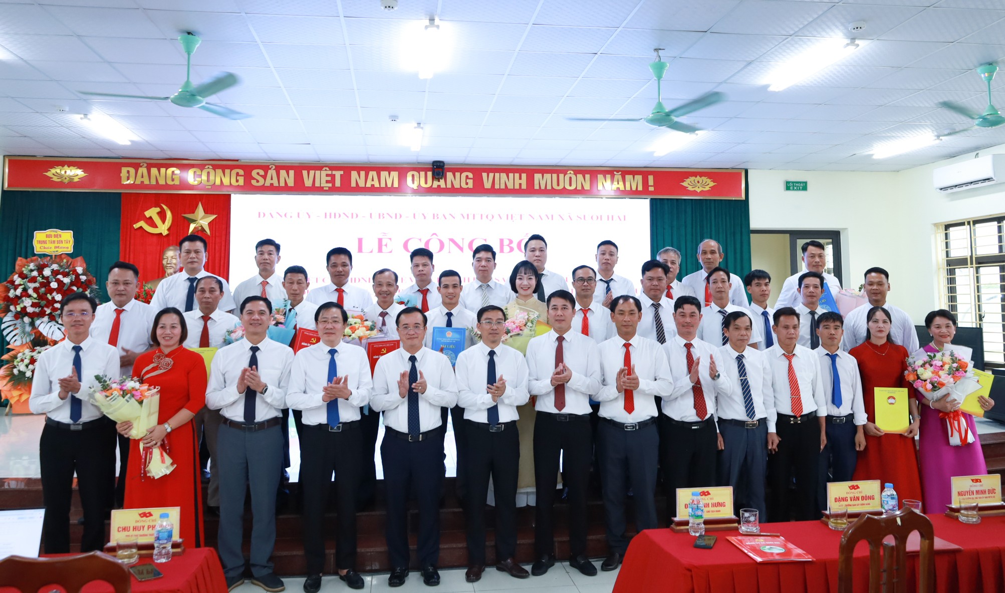 Các đồng chí lãnh đạo xã Suối Hai chụp ảnh lưu niệm cùng các đồng chí lãnh đạo các thôn mới sau sắp xếp