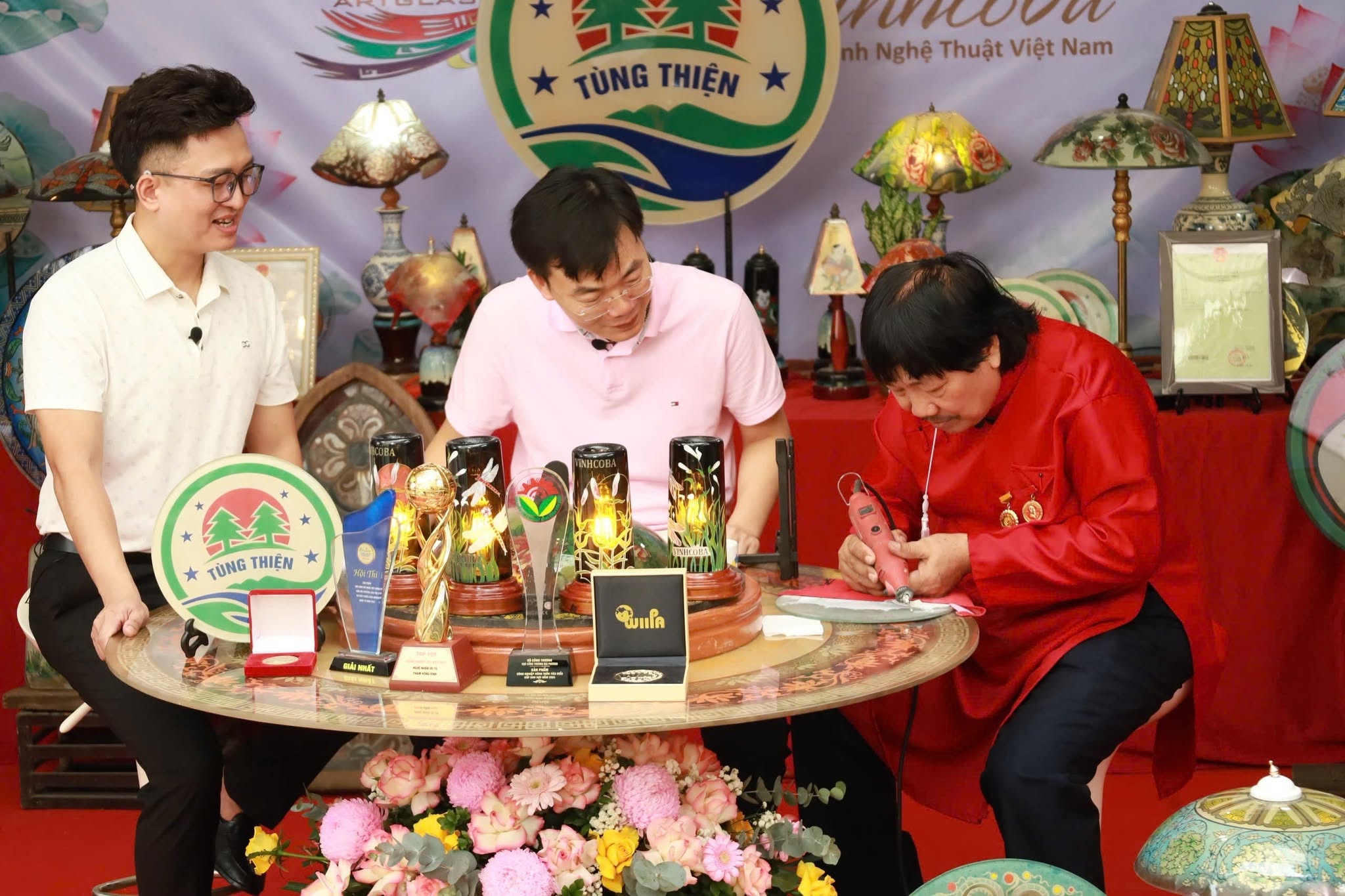Đồng chí Nguyễn Viết Đạt-Phó Bí thư Đảng ủy, Chủ tịch UBND phường Tùng Thiện trải nghiệm quy trình khắc tranh kính tại phiên livestream
