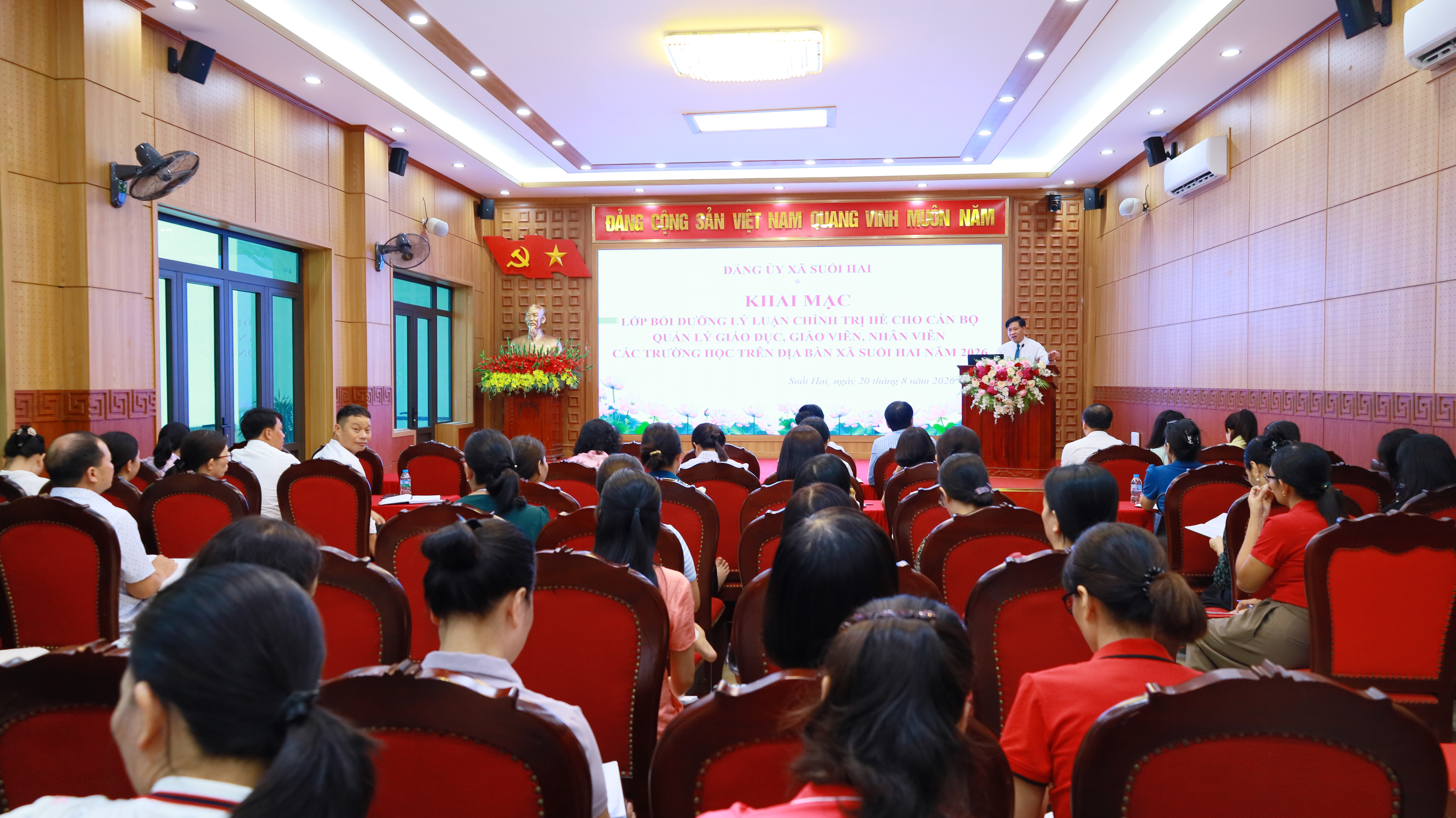 Lớp học được tổ chức trực tiếp kết hơp trực tuyến tại điểm cầu 10 điểm trường trên địa bàn xã cho 670 cán bộ quản lý, giáo viên, nhân viên các cơ sở giáo dục trên địa bàn