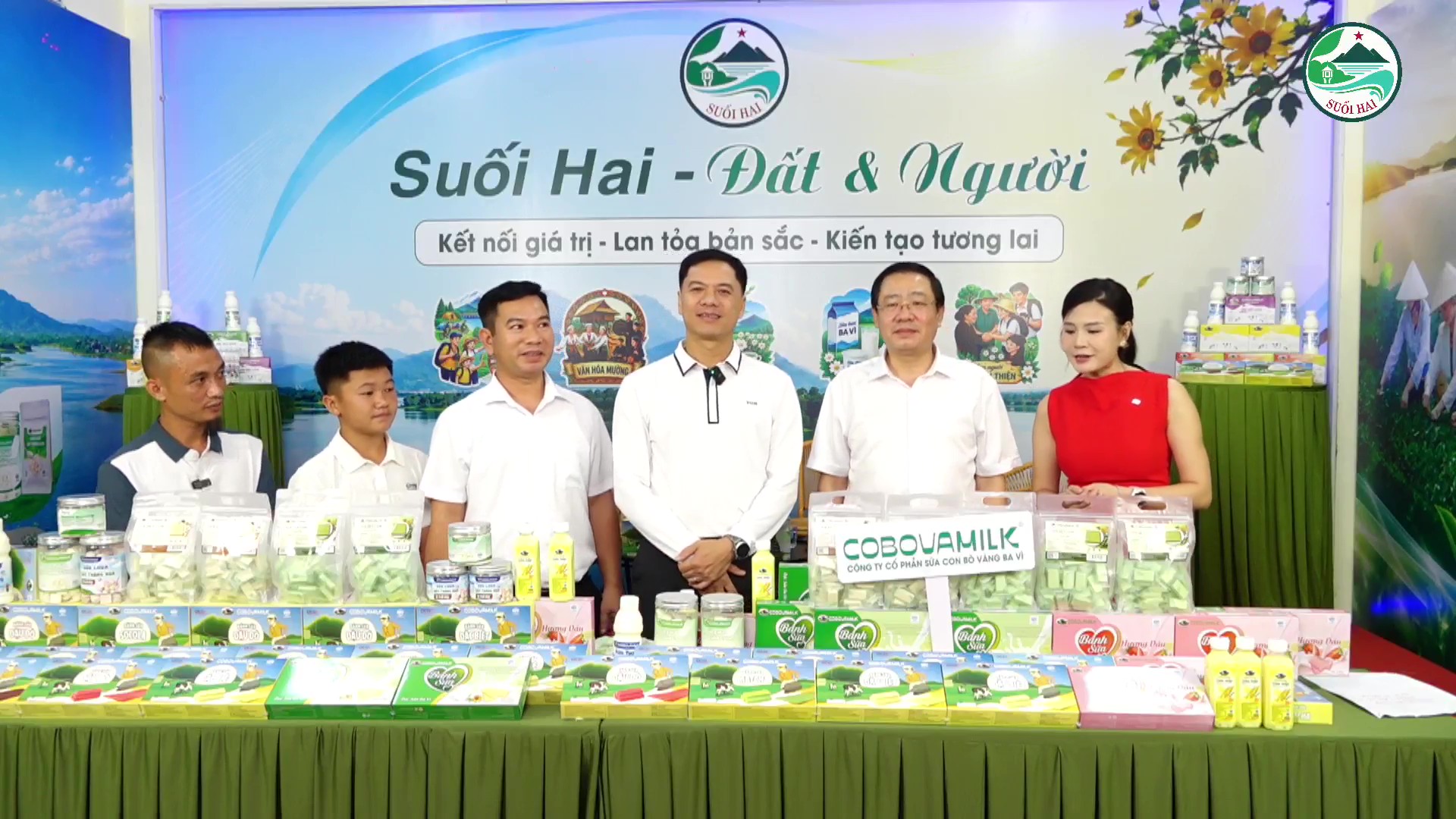 Tham gia chương trình có đồng chí Nguyễn Ngọc Mạnh - Phó bí thư Đảng ủy - Chủ tịch UBND; đồng chí Lê Hào Quang - Phó chủ tịch UBND xã, cùng anh em Tam Mao và chủ doanh nghiệp