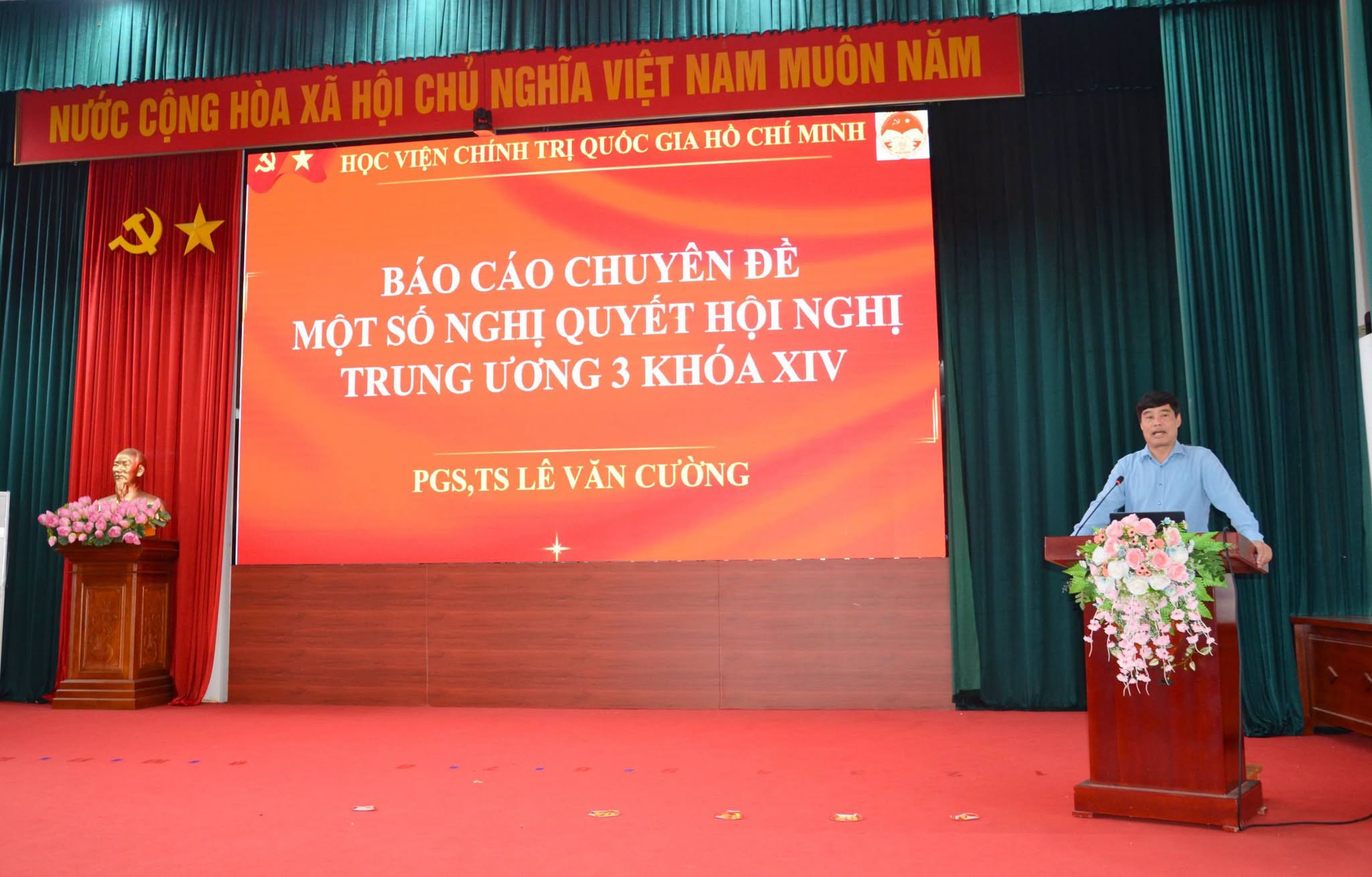 PGS.TS Lê Văn Cường  - Phó Viện trưởng Việnquán triệt chuyên đề một số nội dung Nghị quyết Hội nghị Trung ương lần thứ Ba tới các đảng viên Đảng bộ phường Tùng Thiện