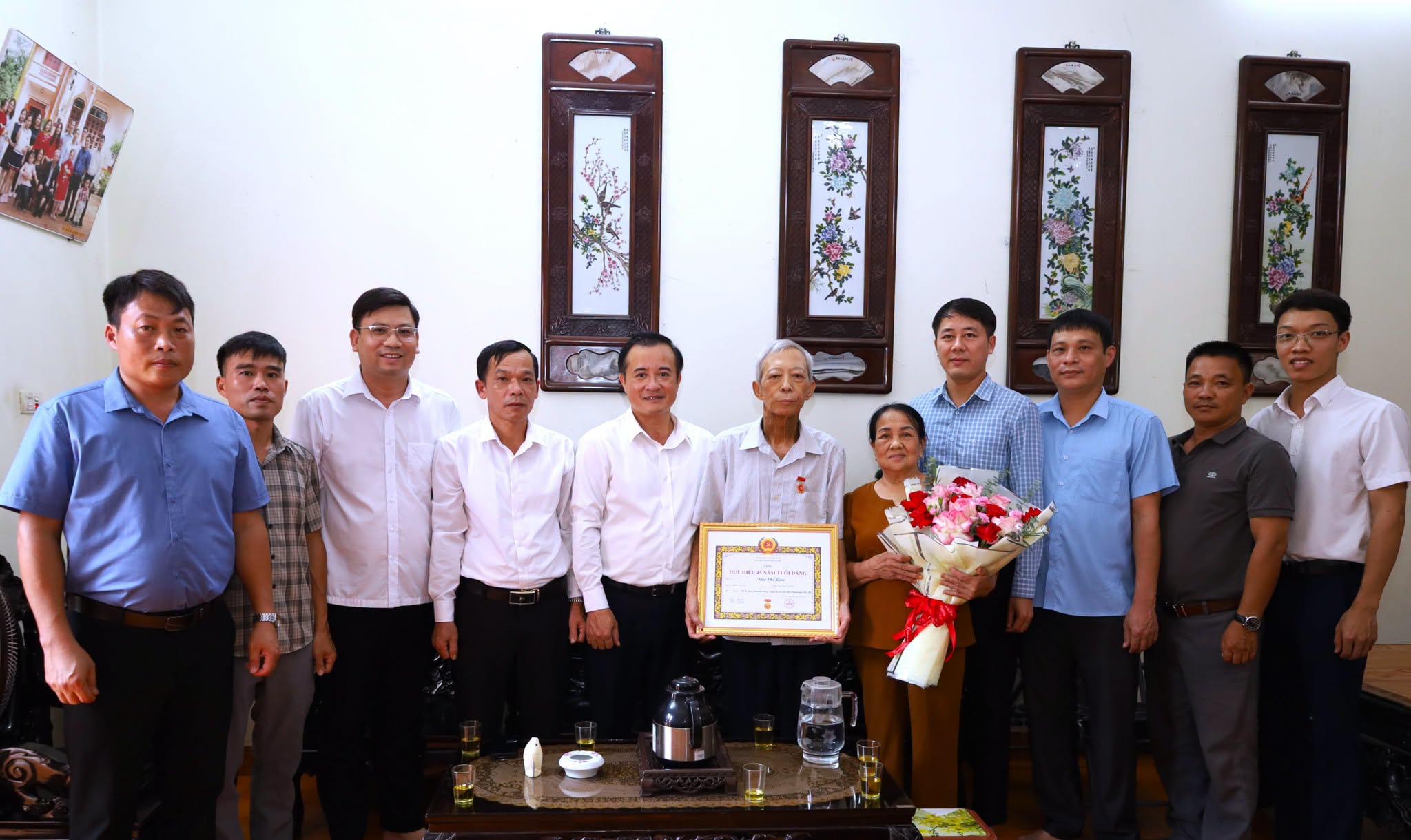 Đoàn công tác của Đảng ủy - Hội đồng nhân dân - Ủy ban nhân dân xã Suối Hai trao tặng huy hiệu Đảng cho đồng chí Đào Chí Lâm,chi bộ thôn Phương Đông