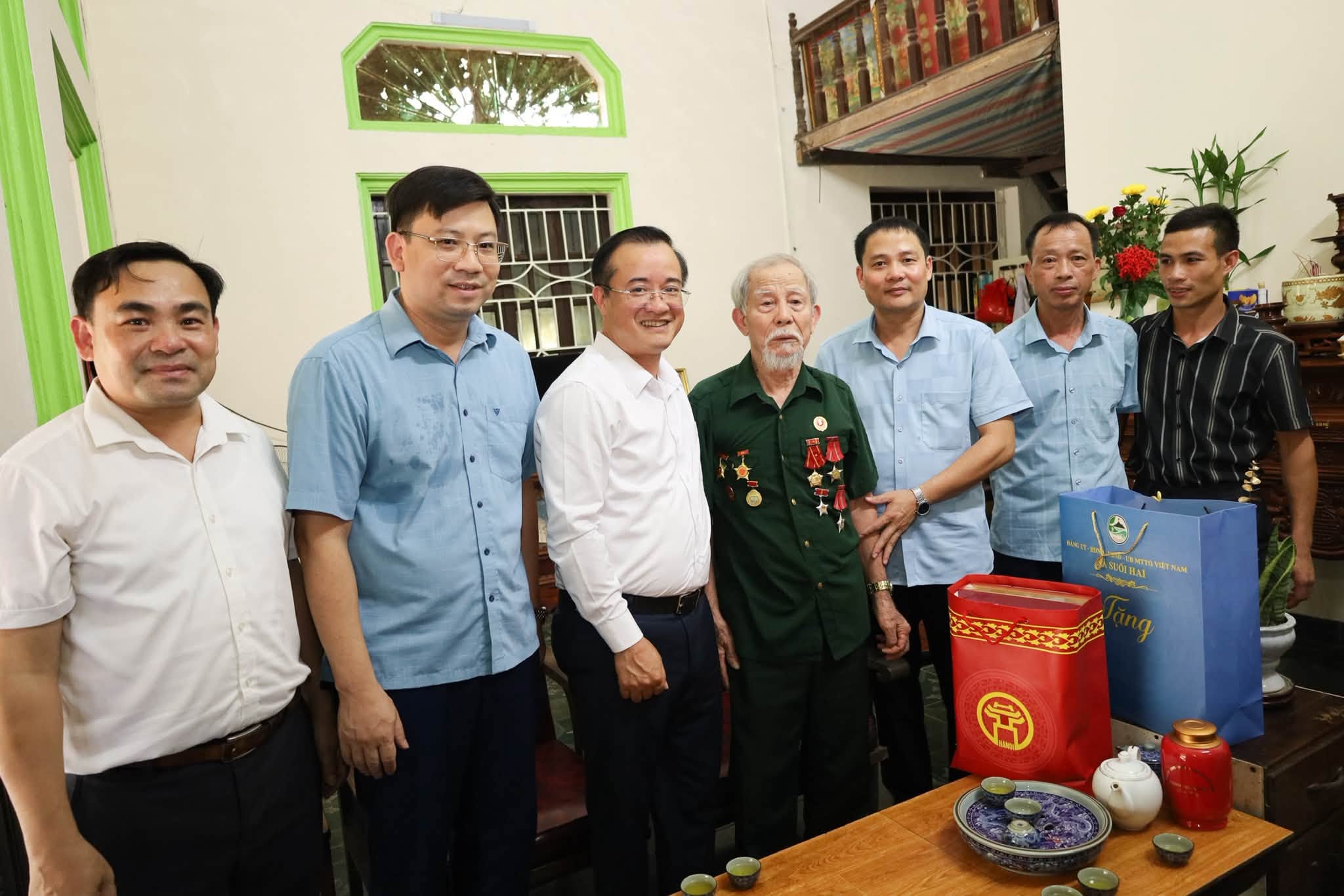 Đoàn thăm, tặng quà gia đình ông Hoàng Công Hoan, thôn Đức Thịnh- xã Suối Hai người có công bị địch bắt tù đày
