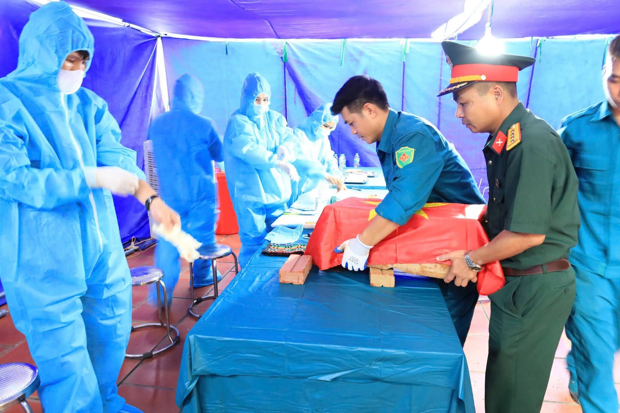 Các lực lượng tham gia lấy mẫu sinh phẩm hài cốt đối với các phần mộ liệt sĩ chưa xác định được danh tính