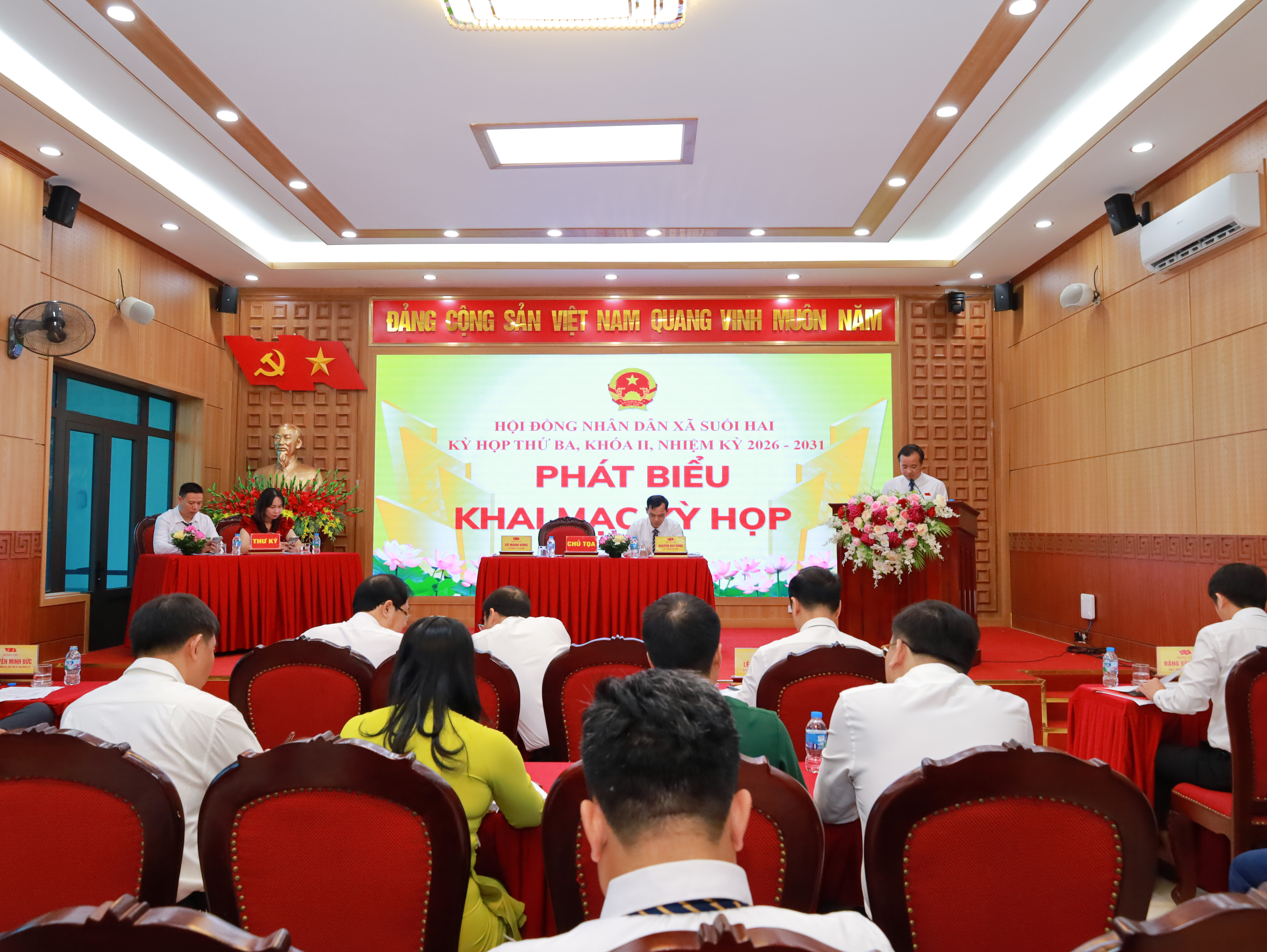 Đồng chí Đỗ Mạnh Hưng - Bí thư Đảng ủy - Chủ tịch HĐND xã phát biểu khai mạc kỳ họp
