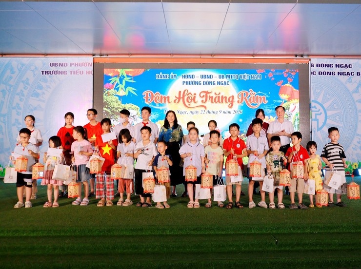 Lãnh đạo phường Đông Ngạc tặng quà cho các em thiếu nhi có hoàn cảnh khó khăn