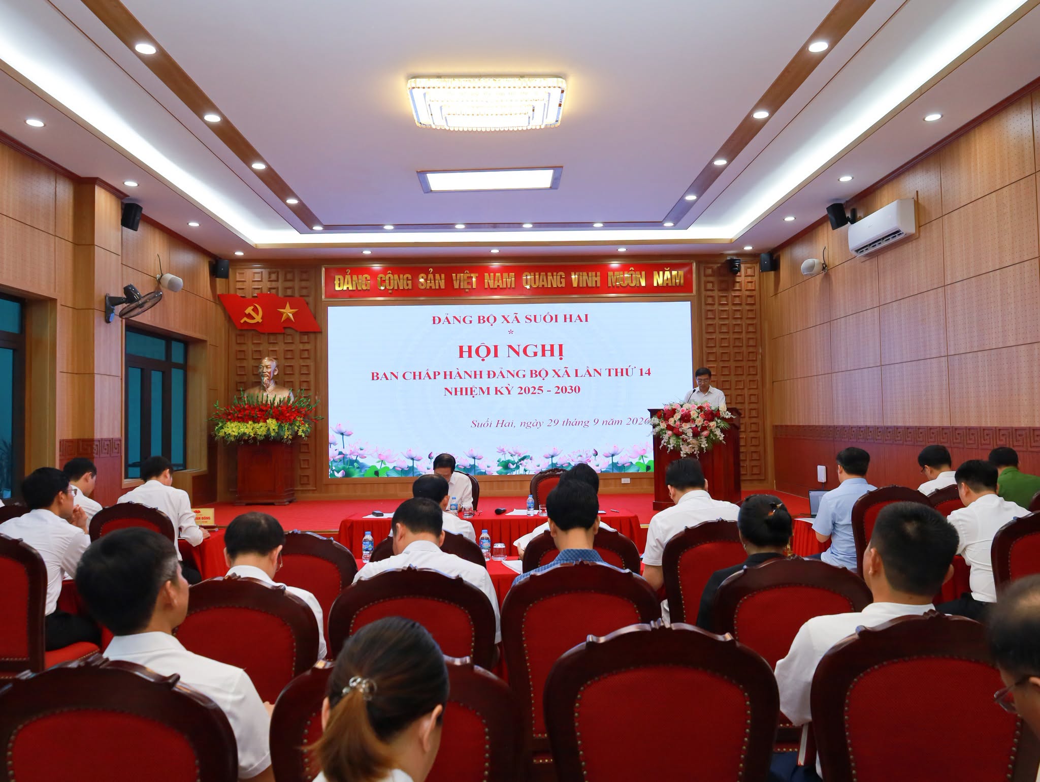 Đồng chí Chu Huy Phương - Phó bí thư Thường trực Đảng ủy phát biểu kết luận hội nghị