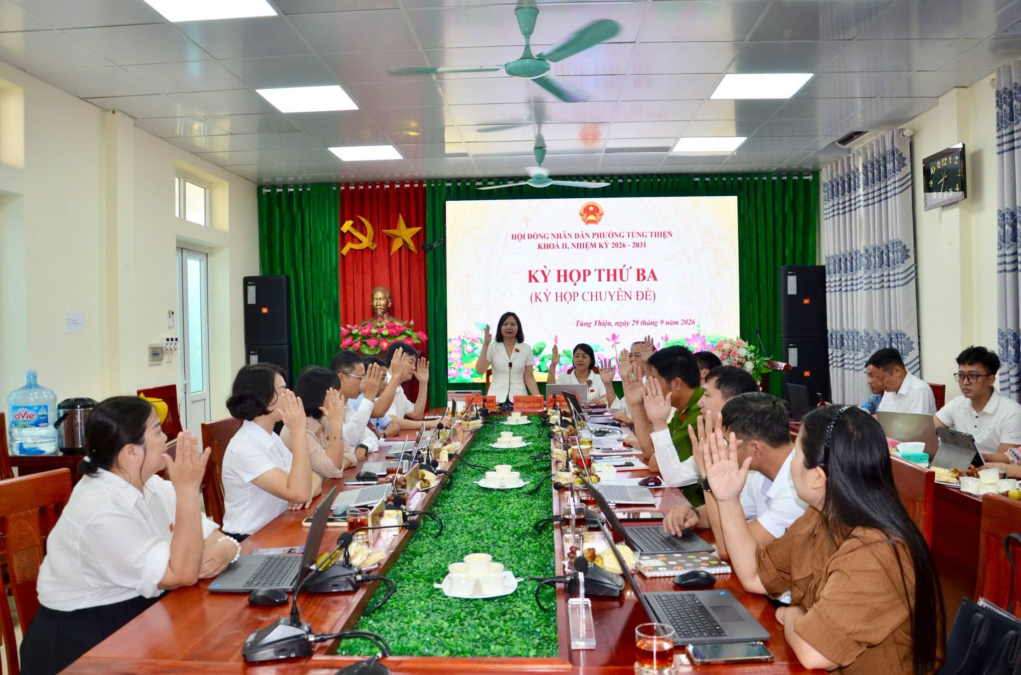 Các địa biểu HĐND phường lần thứ II biểu quyết nhất trí thông qua Nghị quyết