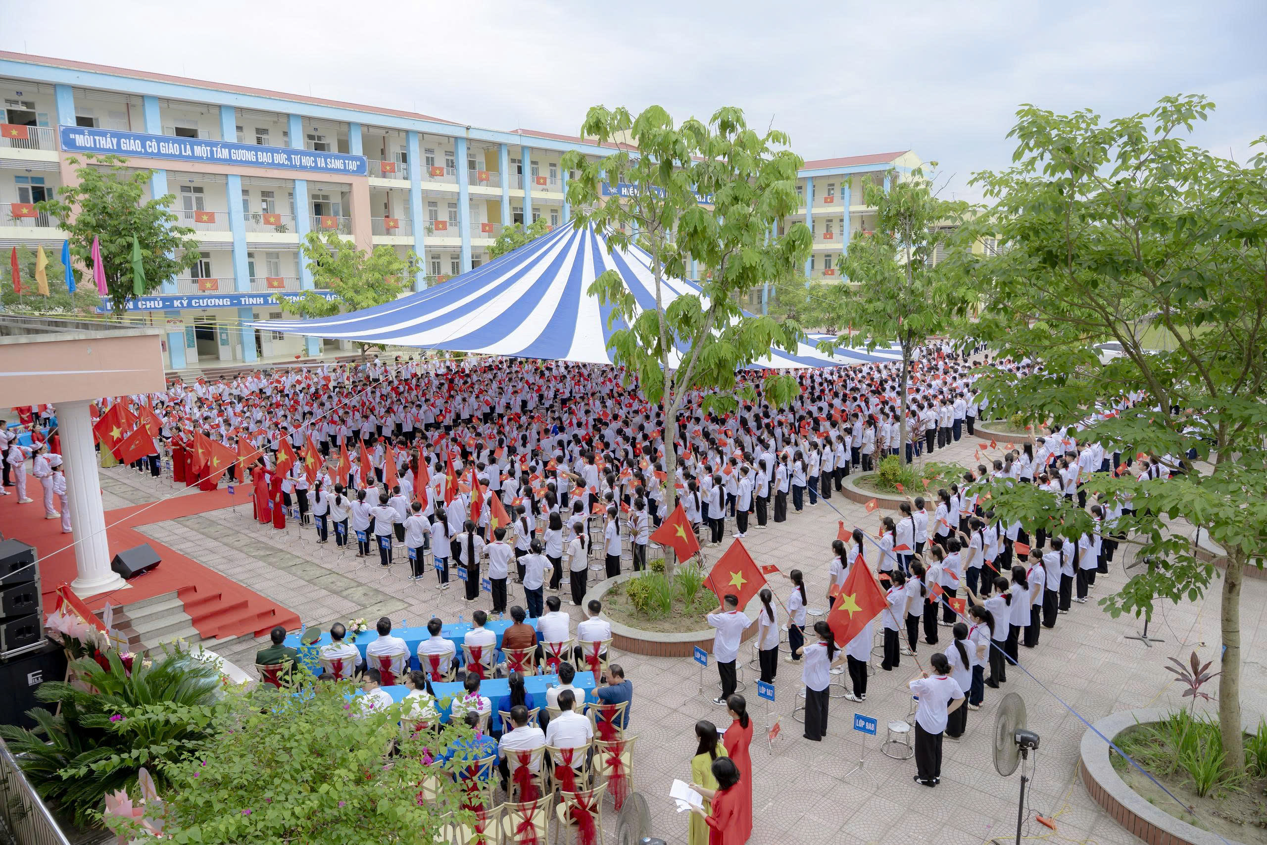 Khai giảng năm học mới tại trường THCS Suối Hai