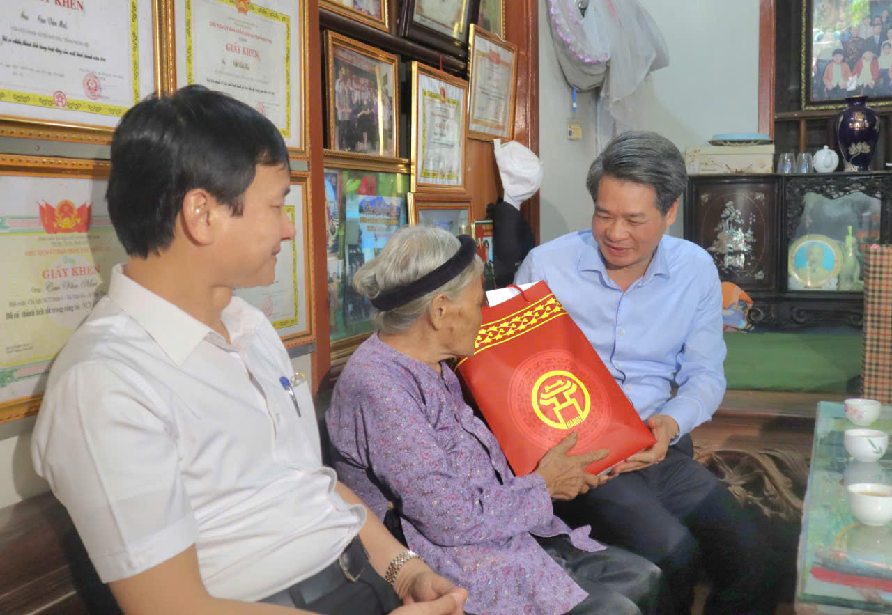 Trưởng ban Nội chính Thành uỷ Nguyễn Quang Đức thăm, tặng quà cho người có công trên địa bàn huyện Phúc Thọ