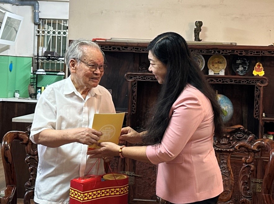 Chủ tịch Uỷ ban MTTQ thành phố thăm hỏi, tặng quà gia đình cán bộ tiền khởi nghĩa và người hoạt động kháng chiến
