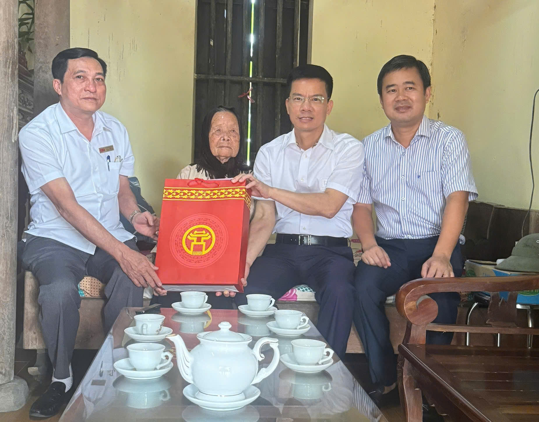 Bí thư Huyện ủy Sóc Sơn thăm, tặng quà các Bà mẹ Việt Nam anh hùng trên địa bàn