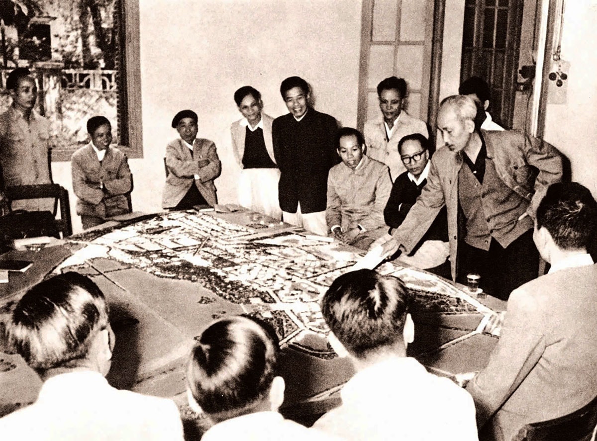 Bảy mươi năm ấy biết bao nhiêu tình