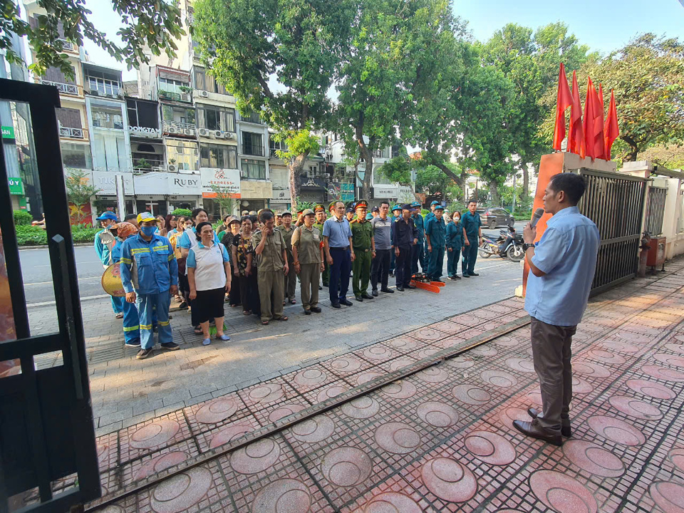 Quận Ba Đình huy động tổng lực ra quân khắc phục hậu quả bão số 3, đảm bảo an toàn giao thông và vệ sinh môi trường