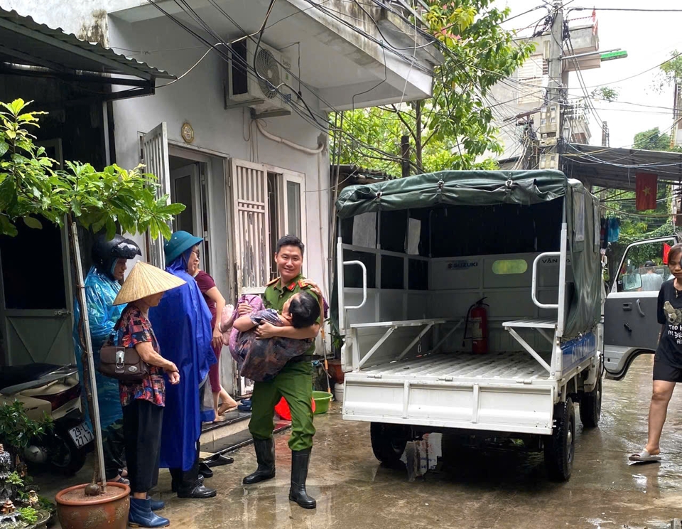 Quận Bắc Từ Liêm: Gần 5.000 người dân được di dời khẩn cấp, công an lập 14 chốt cửa khẩu cùng dân chống lũ