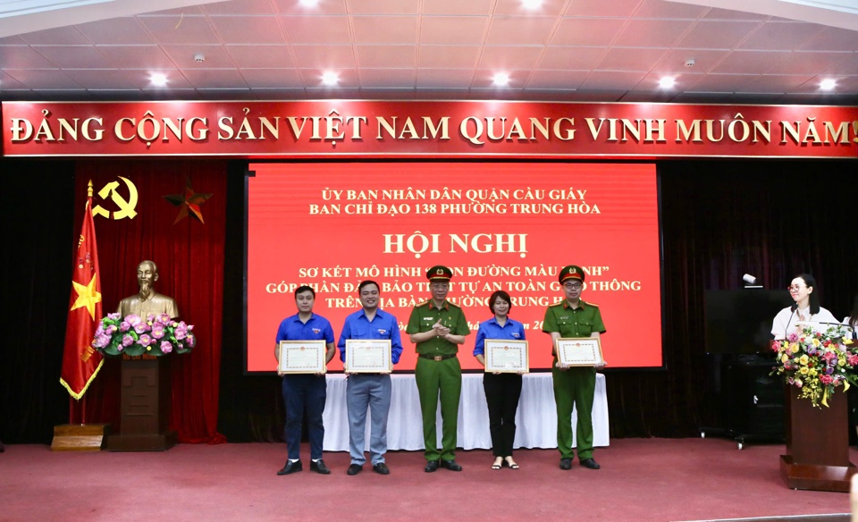 Phường Trung Hòa (quận Cầu Giấy) triển khai “Con đường màu xanh” và chương trình đổi vũ khí lấy bình chữa cháy