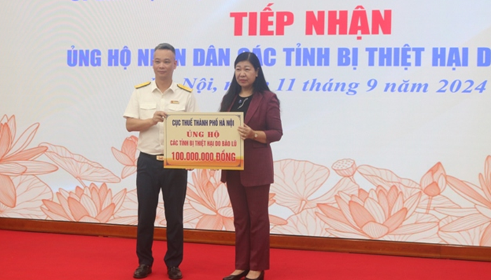 Cục Thuế thành phố ủng hộ đồng bào phía Bắc 100 triệu đồng khắc phục hậu quả bão lũ