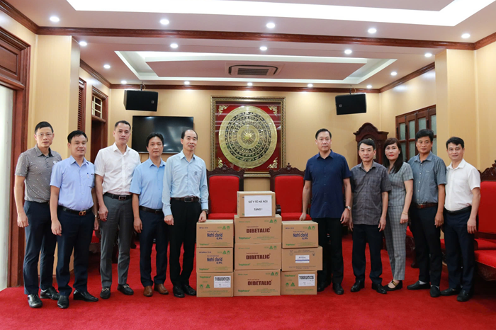 Ngành Y tế Hà Nội hỗ trợ thuốc chữa bệnh thiết yếu cho vùng lũ Chương Mỹ