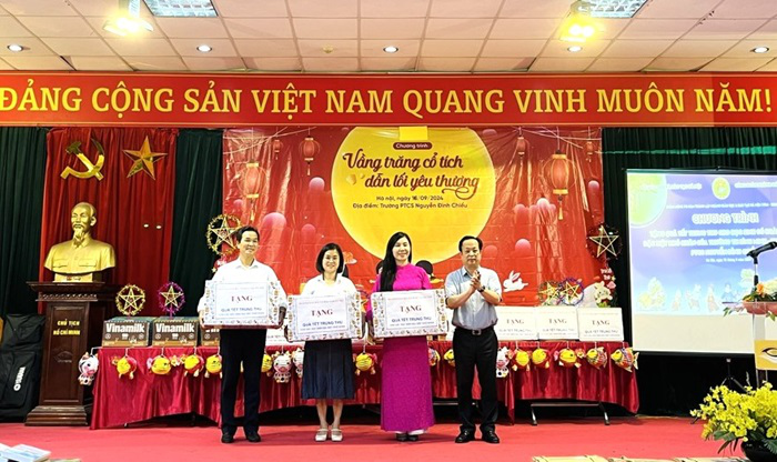 150 học sinh khó khăn tại các trường chuyên biệt Hà Nội nhận quà Trung thu đầy ý nghĩa