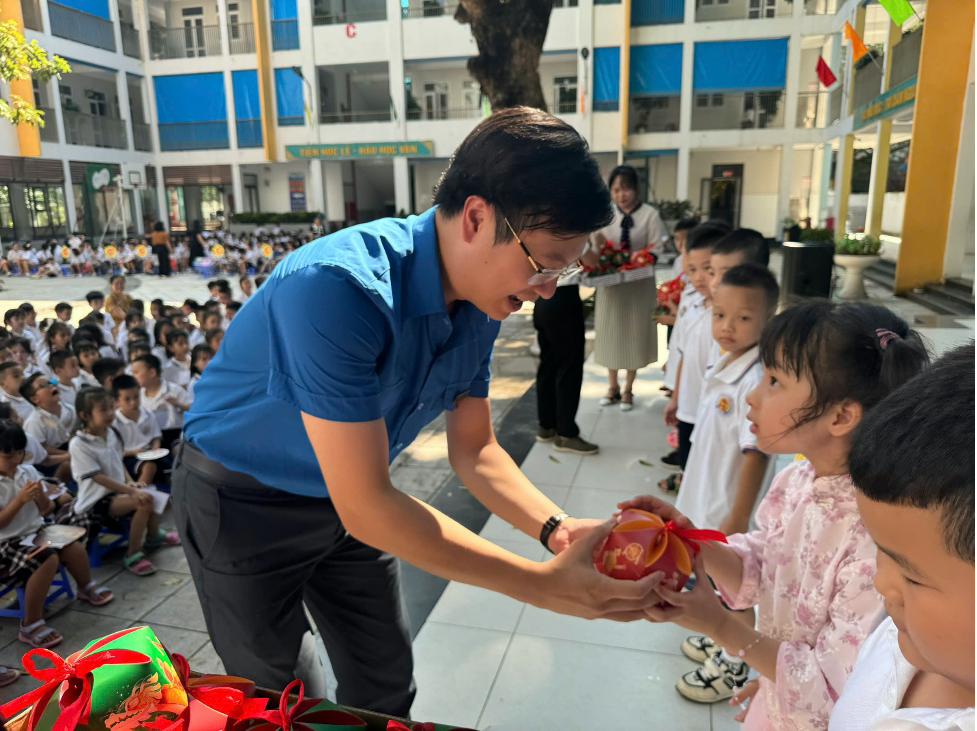 3.000 suất quà trung thu từ Thành đoàn và Hội đồng Đội tiếp sức học sinh vượt khó sau bão lũ