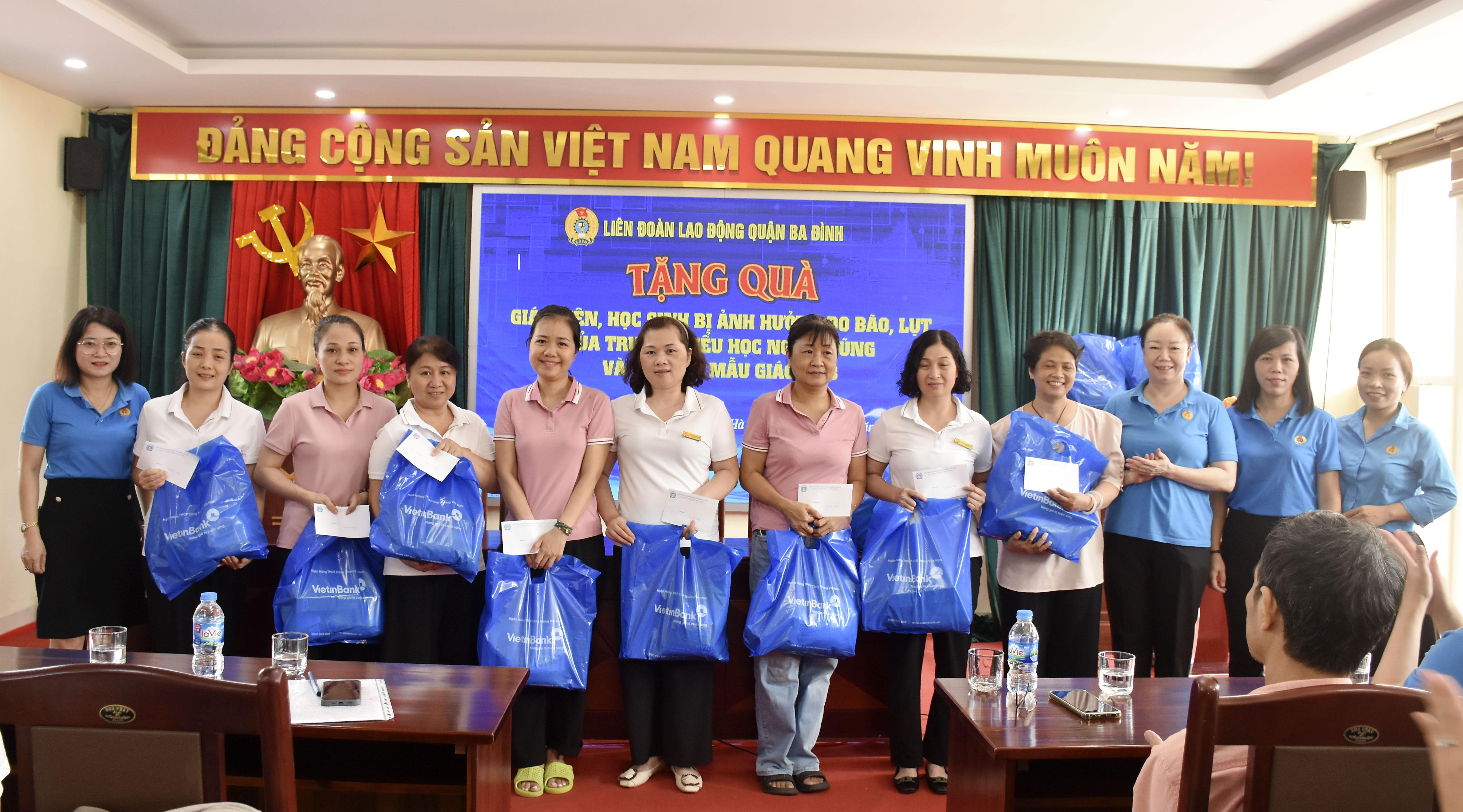 Công đoàn quận Ba Đình hỗ trợ đoàn viên và giáo viên khắc phục hậu quả bão số 3, mang niềm vui đến các học sinh phường Phúc Xá