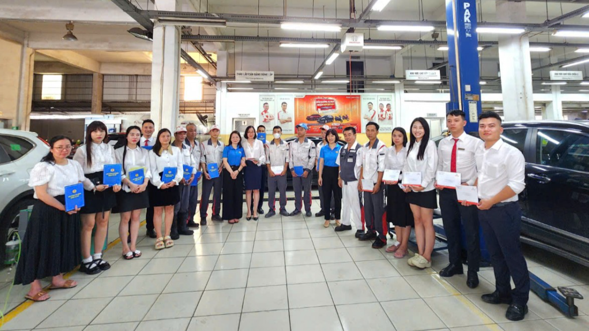 Liên đoàn Lao động quận Tây Hồ kịp thời hỗ trợ đoàn viên vượt khó sau bão số 3, trao quà Tết Trung thu cho con công nhân viên chức lao động