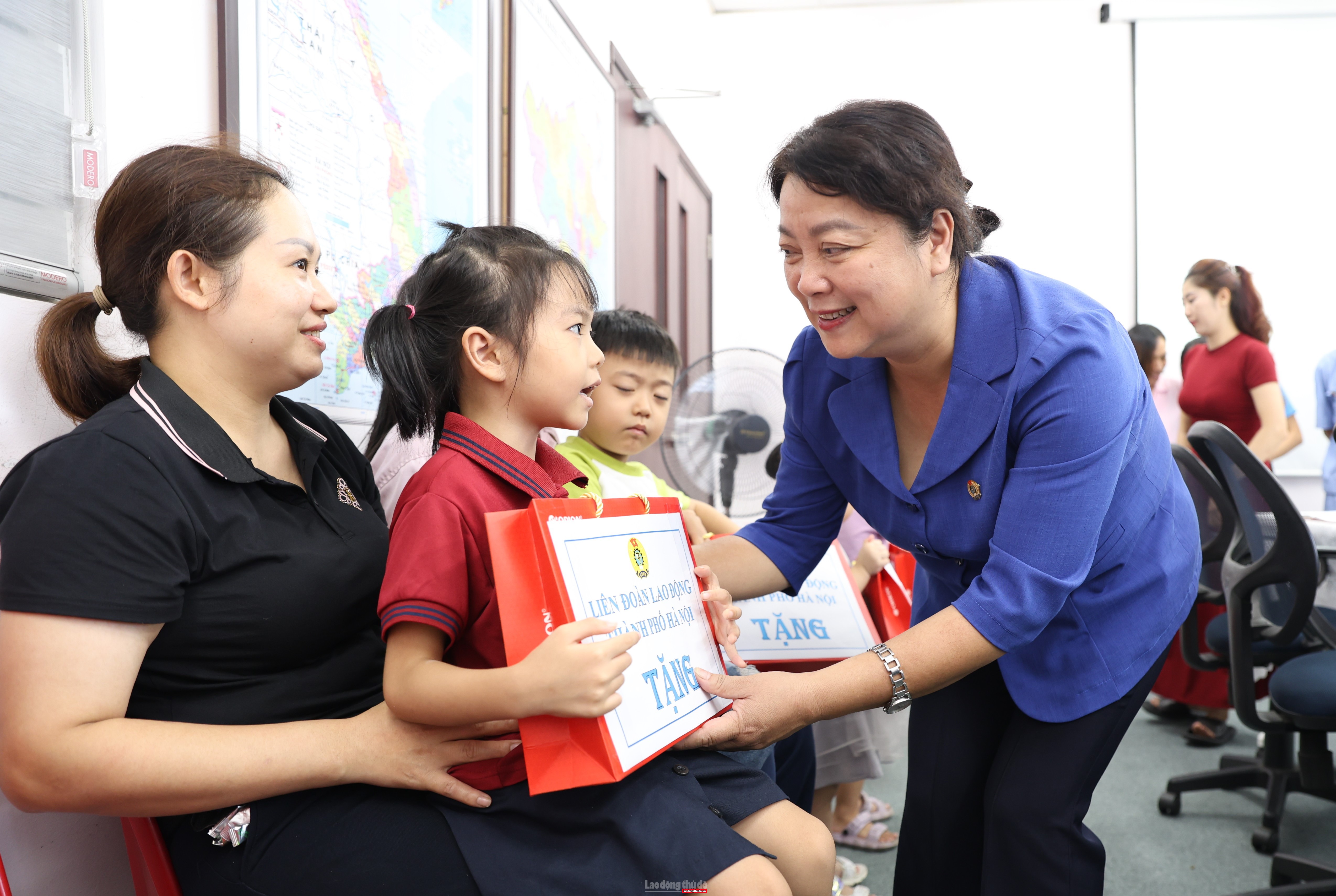 Liên đoàn Lao động thành phố trao quà Trung thu cho con công nhân lao động, hỗ trợ công nhân vượt khó sau bão số 3