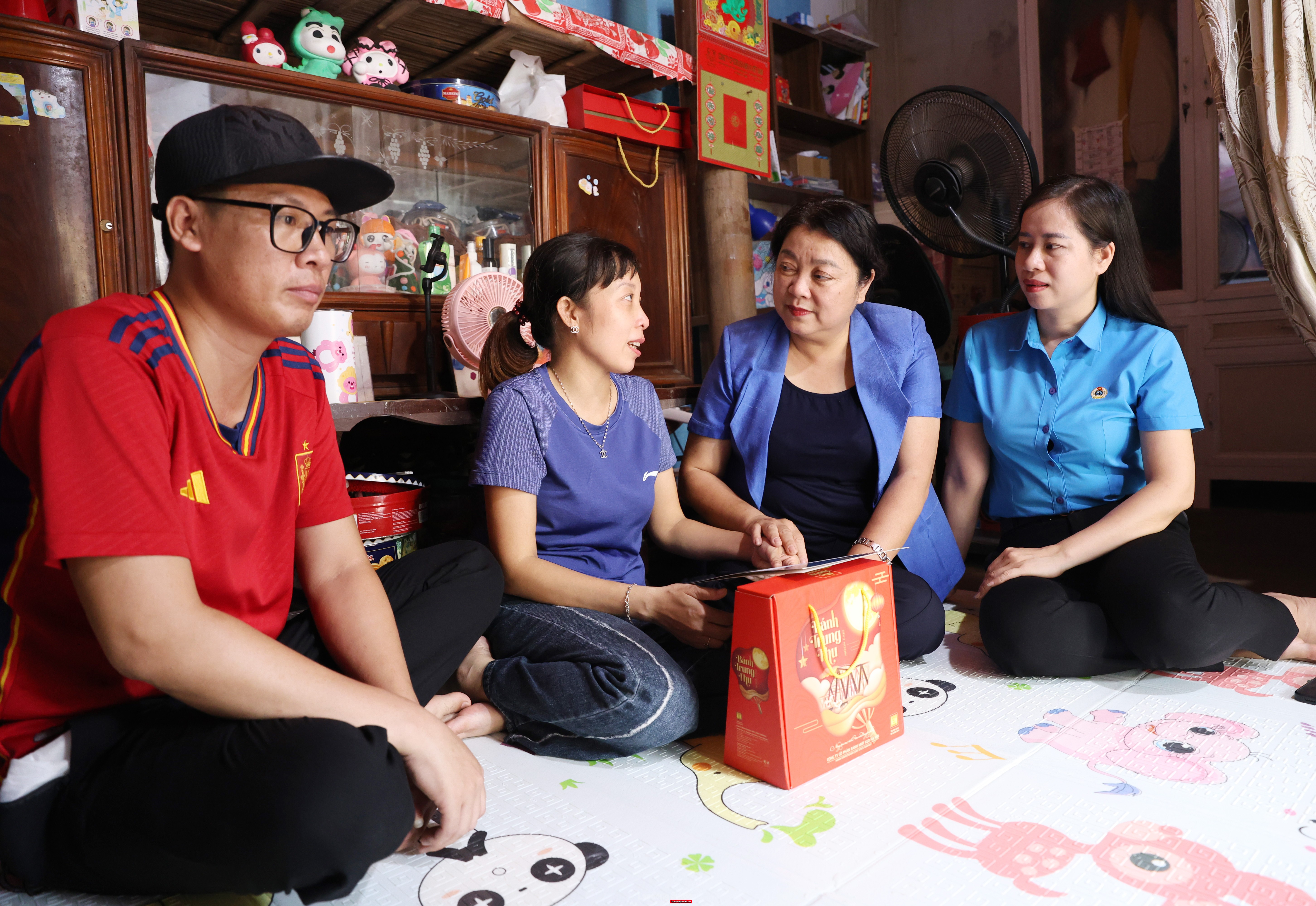 Liên đoàn Lao động thành phố chia sẻ khó khăn với đoàn viên tại Khu công nghiệp Phú Nghĩa và trao quà Trung thu cho con công nhân lao động