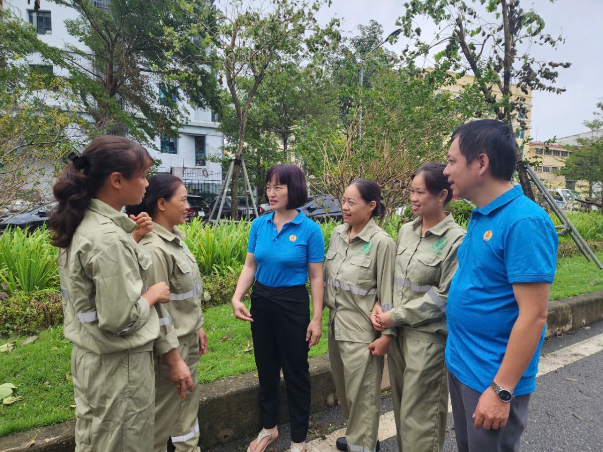 Ấm áp và sẻ chia người lao động được Liên đoàn Lao động quận Tây Hồ hỗ trợ, động viên