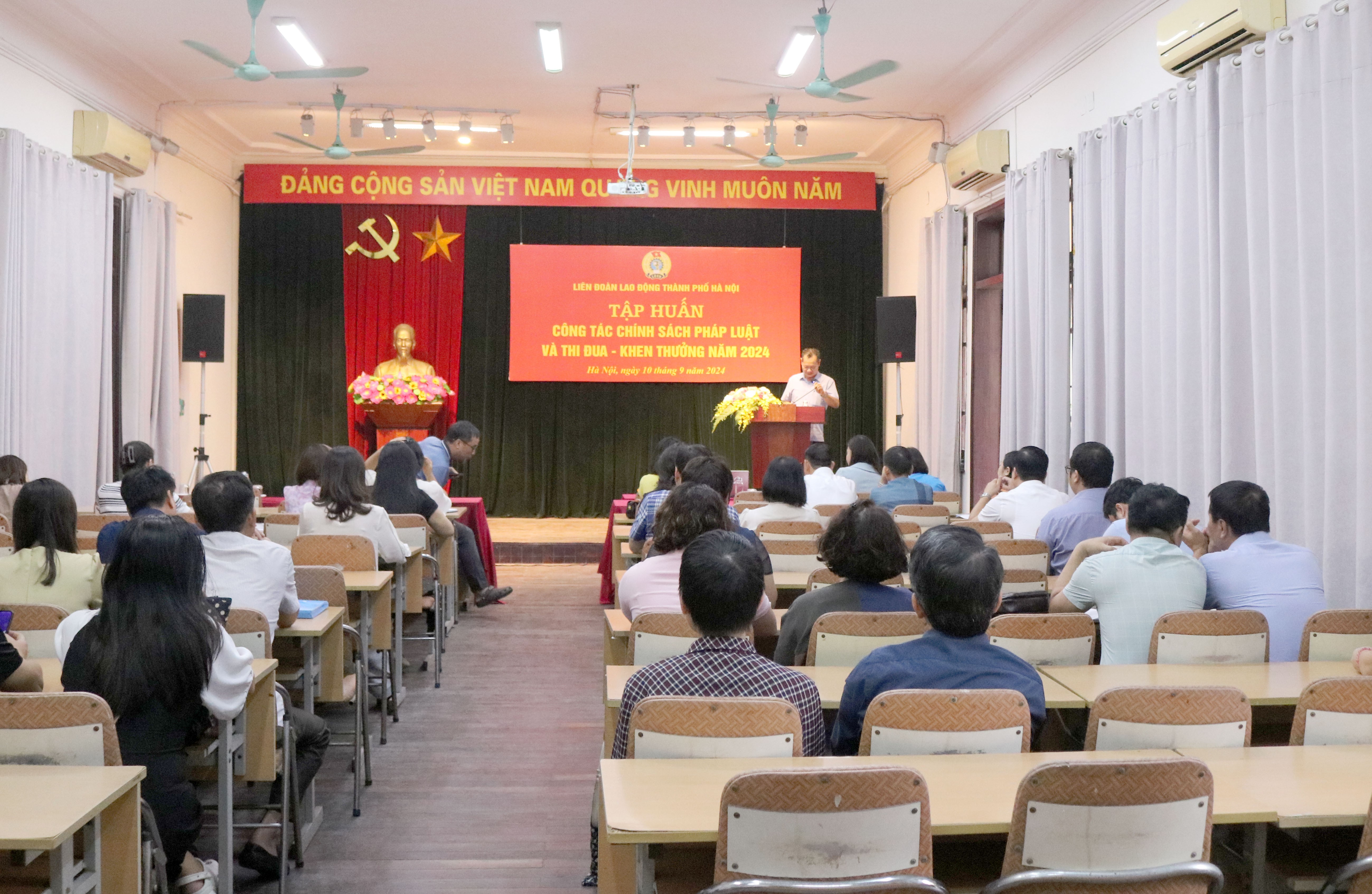 Tập huấn chuyên đề công tác chính sách pháp luật và thi đua khen thưởng tại Liên đoàn Lao động thành phố