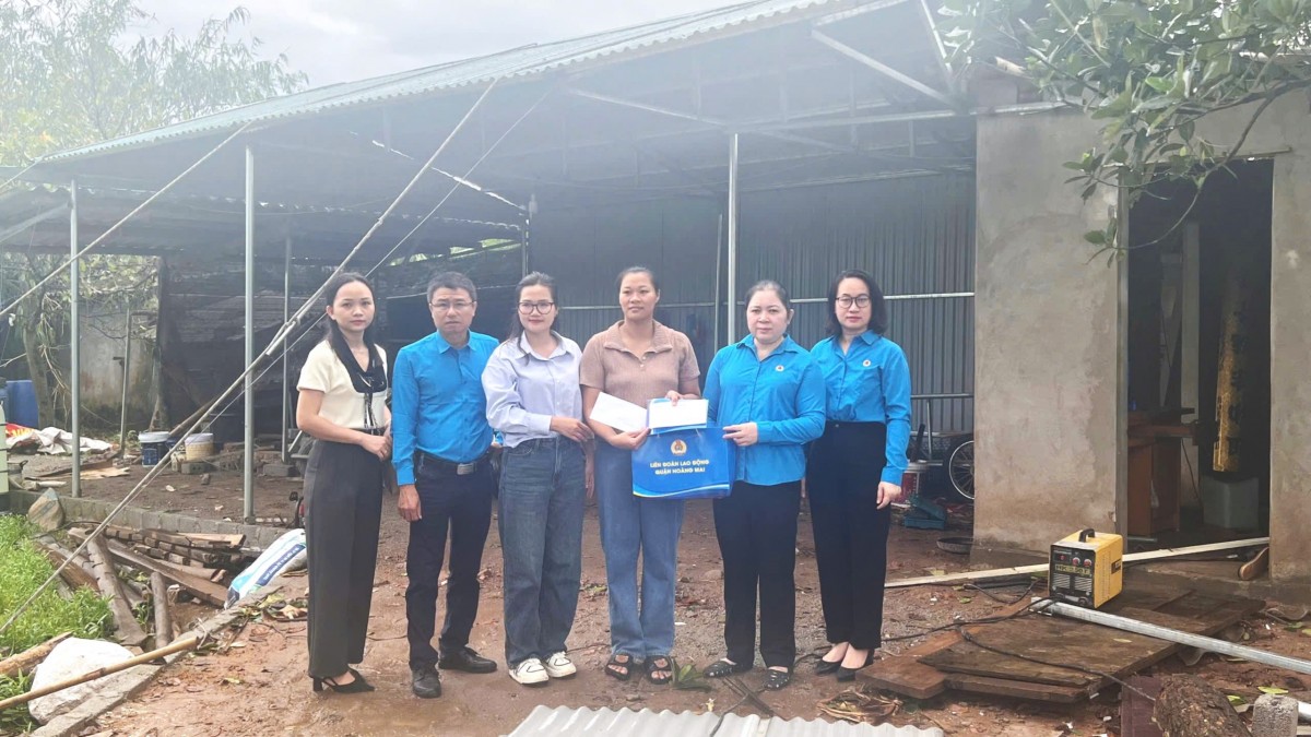 Liên đoàn Lao động quận Hoàng Mai thăm hỏi, hỗ trợ đoàn viên khắc phục thiệt hại sau bão số 3