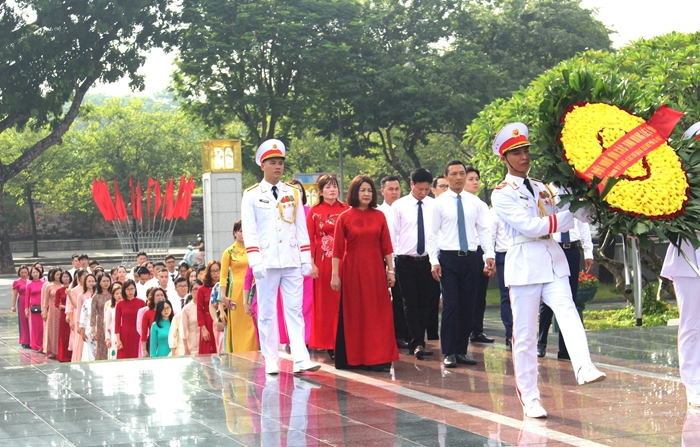 Trang nghiêm lễ dâng hương tưởng nhớ Chủ tịch Hồ Chí Minh và các anh hùng liệt sĩ