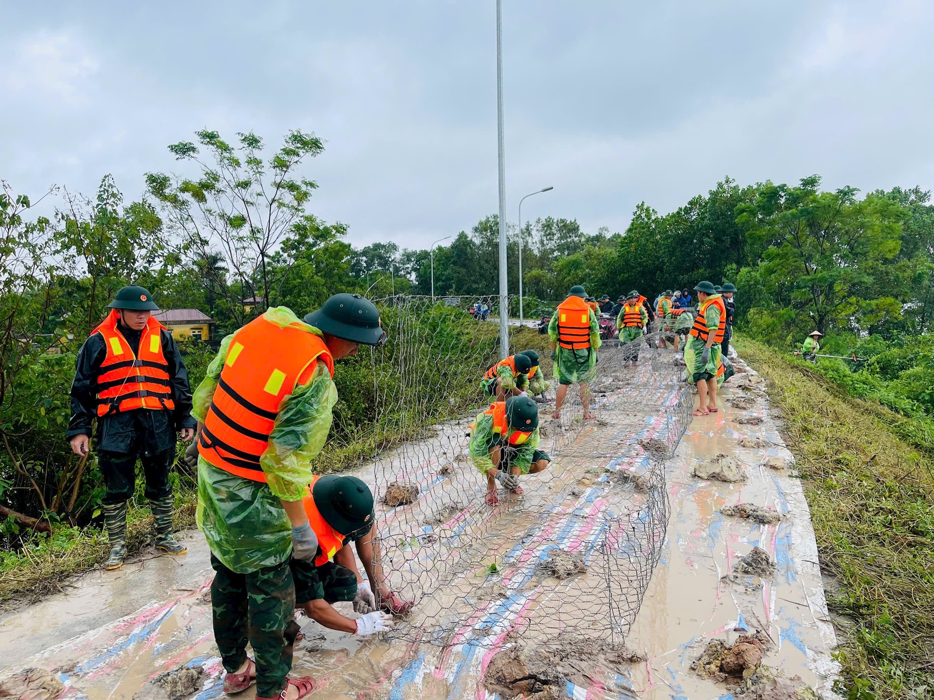 Thành phố Hà Nội đối mặt với mưa lũ phức tạp: Tăng cường tuần tra, bảo vệ đê điều để đảm bảo an toàn