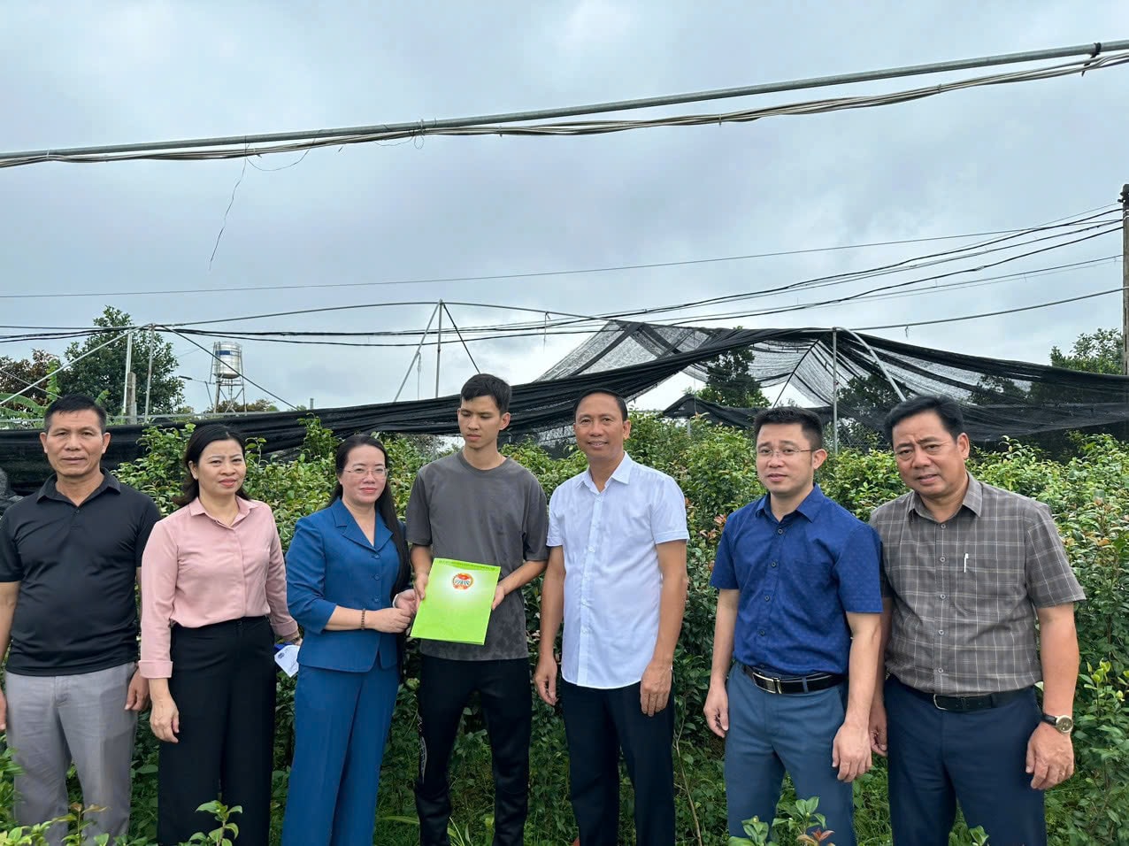 Chủ tịch Hội Nông dân thành phố Hà Nội thăm và động viên nông dân bị thiệt hại do bão lũ