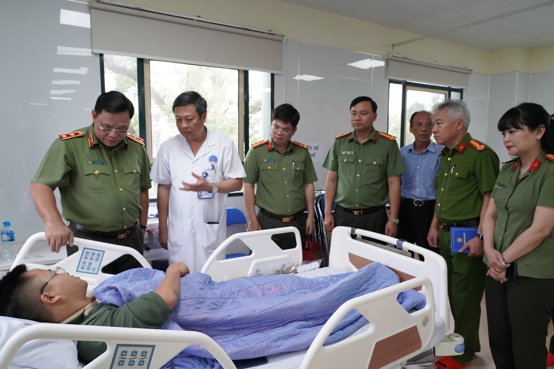 Giám đốc Công an thành phố Nguyễn Hải Trung thăm, động viên cán bộ Công an thị xã Sơn Tây bị thương trong khi làm nhiệm vụ