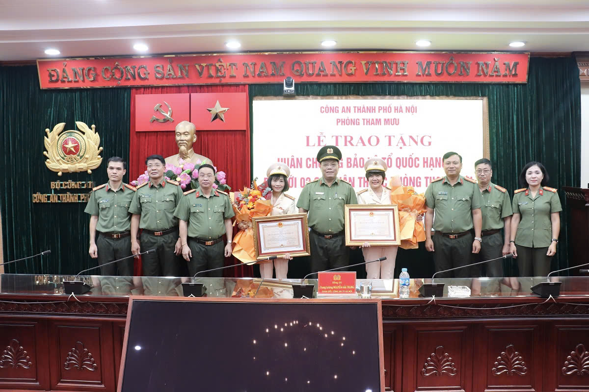 Lễ trao tặng Huân chương Bảo vệ Tổ quốc và điều động cán bộ tại Phòng Tham mưu Công an thành phố