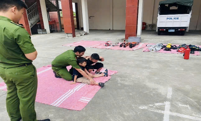 Học sinh huyện Ứng Hòa trải nghiệm thực tế kỹ năng phòng cháy chữa cháy và cứu nạn cứu hộ