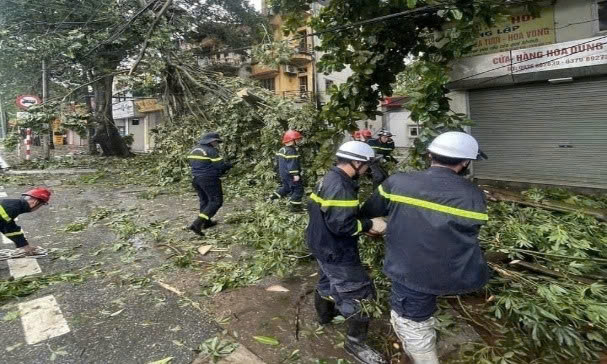 Công an huyện Thường Tín tích cực hỗ trợ người dân khắc phục hậu quả bão số 3 và đảm bảo an ninh trật tự