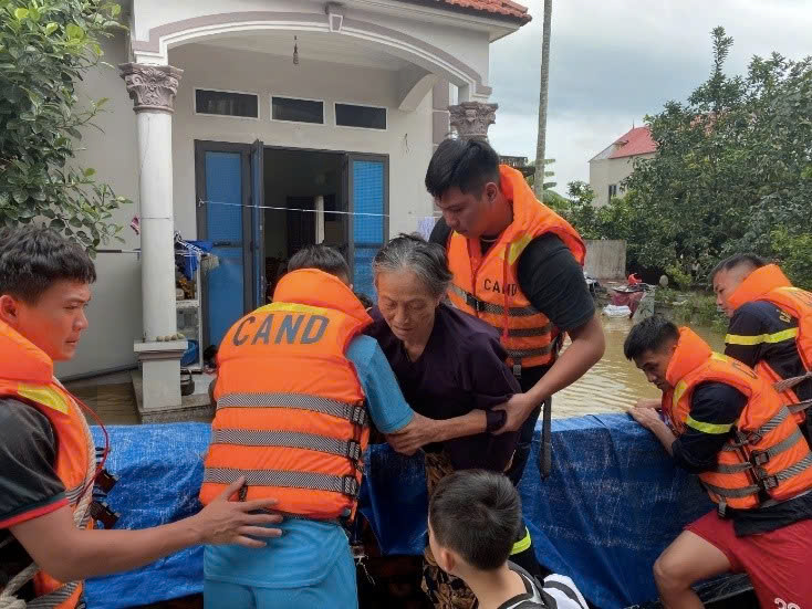 Cán bộ, chiến sĩ Công an huyện huyện Sóc Sơn nỗ lực di dời hàng nghìn hộ dân ra khỏi vùng ngập lụt