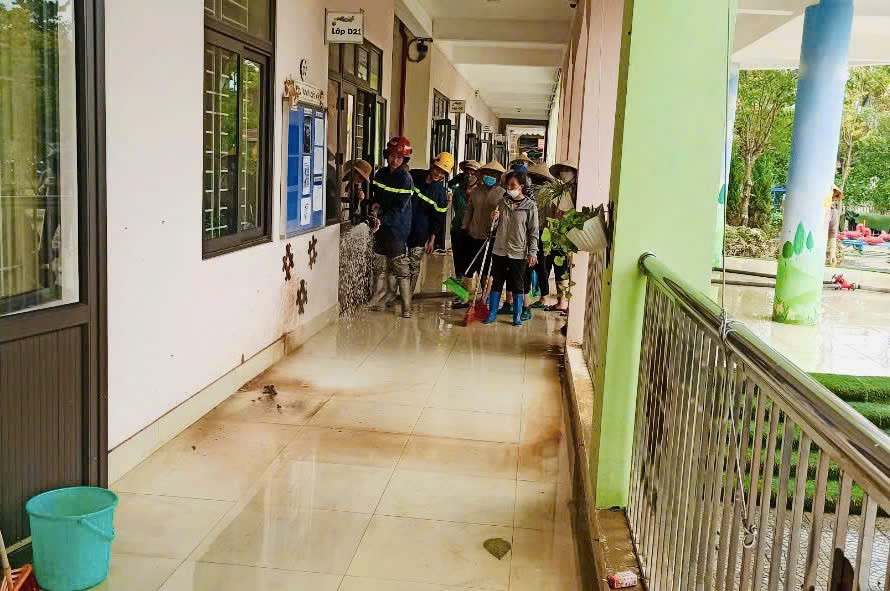 Công an huyện Thanh Trì khẩn trương hỗ trợ vệ sinh sau lũ, đảm bảo an toàn cho người dân
