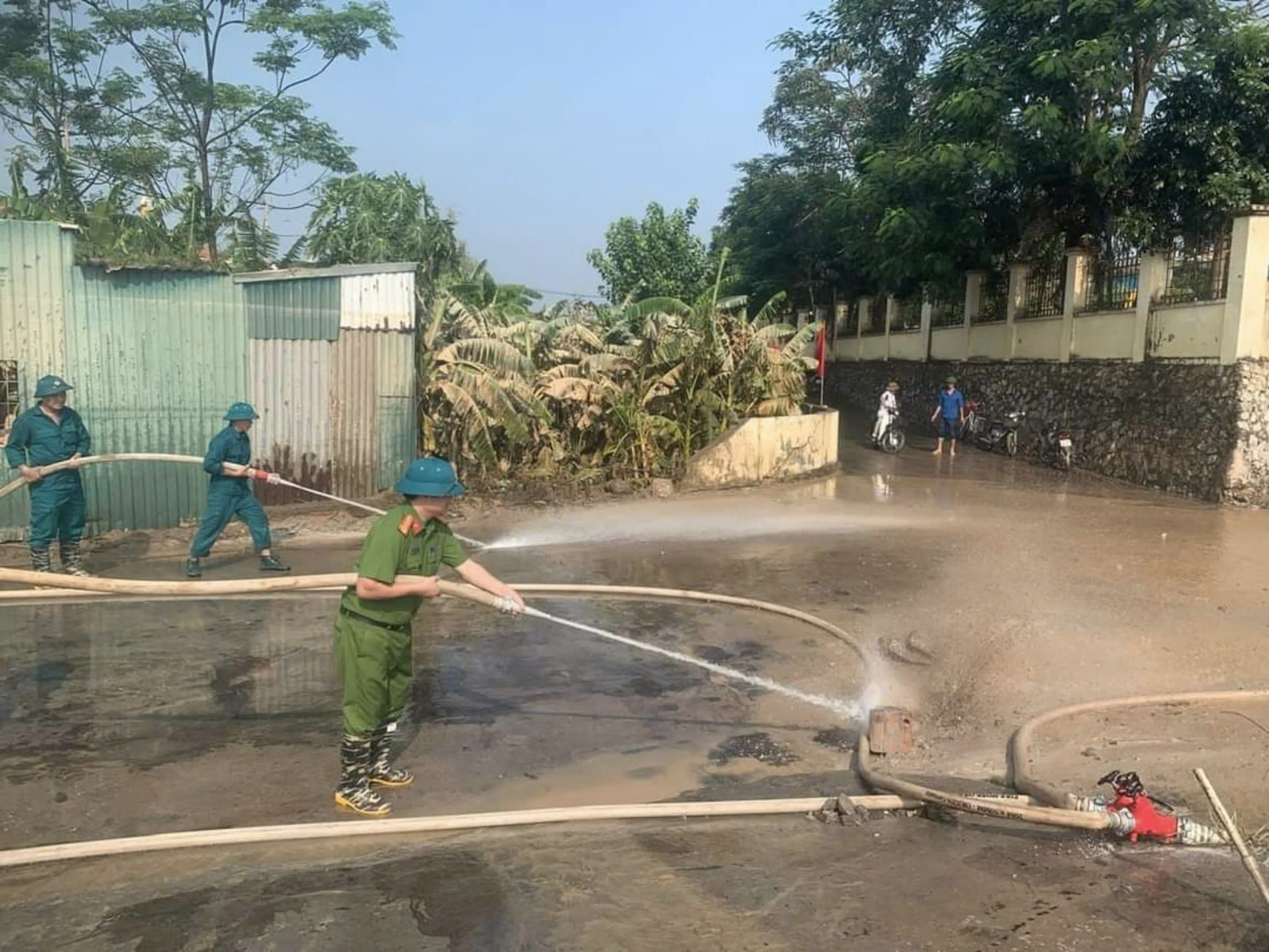 Công an thành phố Hà Nội huy động tổng lực dọn vệ sinh sau bão, khôi phục diện mạo đô thị