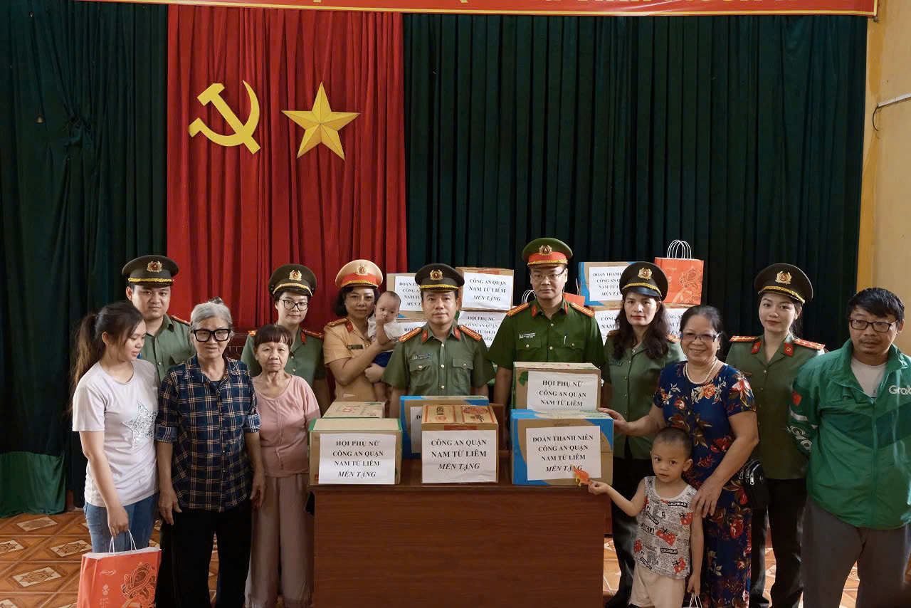 Công an quận Thanh Xuân và quận Nam Từ Liêm chung tay hỗ trợ đồng bào vùng lũ sau bão số 3