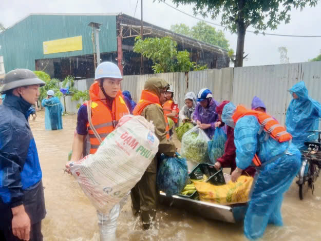 Công an huyện Thanh Trì nỗ lực cứu người và tài sản trong vùng ngập lụt