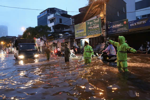 Công an quận Hà Đông tích cực hỗ trợ nhân dân ứng phó mưa bão, đảm bảo an ninh trật tự