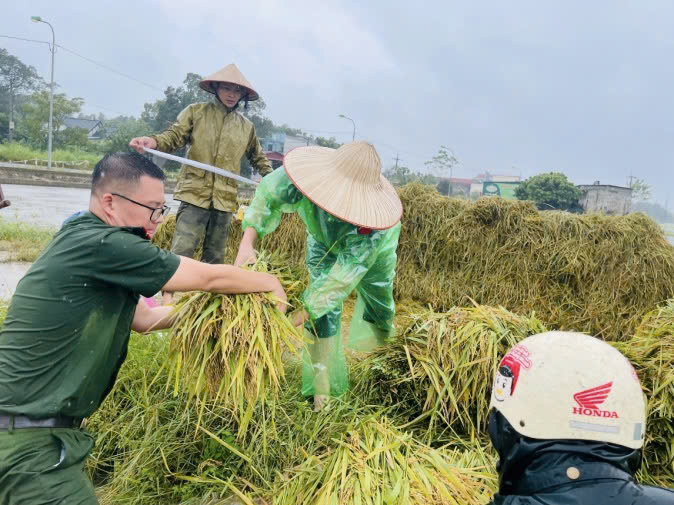 Công an thị xã Sơn Tây khẩn trương ứng phó, sơ tán người dân trước diễn biến lũ lớn
