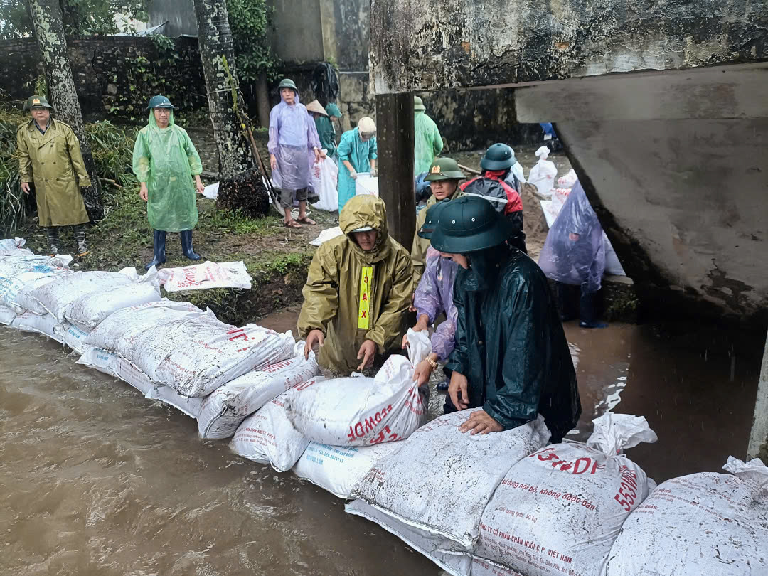 Công an huyện Chương Mỹ dốc sức sơ tán, bảo vệ người dân trước nguy cơ lũ lớn tràn về