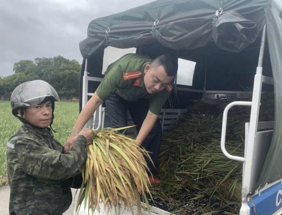 Công an huyện Ba Vì khẩn trương khắc phục hậu quả bão Yagi vì dân phục vụ