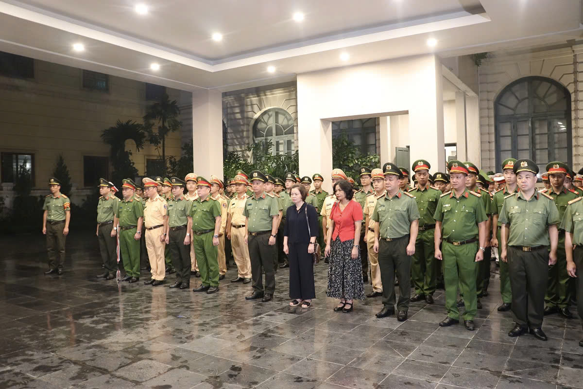 Công an Hà Nội tổ chức lễ tri ân liệt sỹ, tôn vinh những cống hiến vì hòa bình Thủ đô