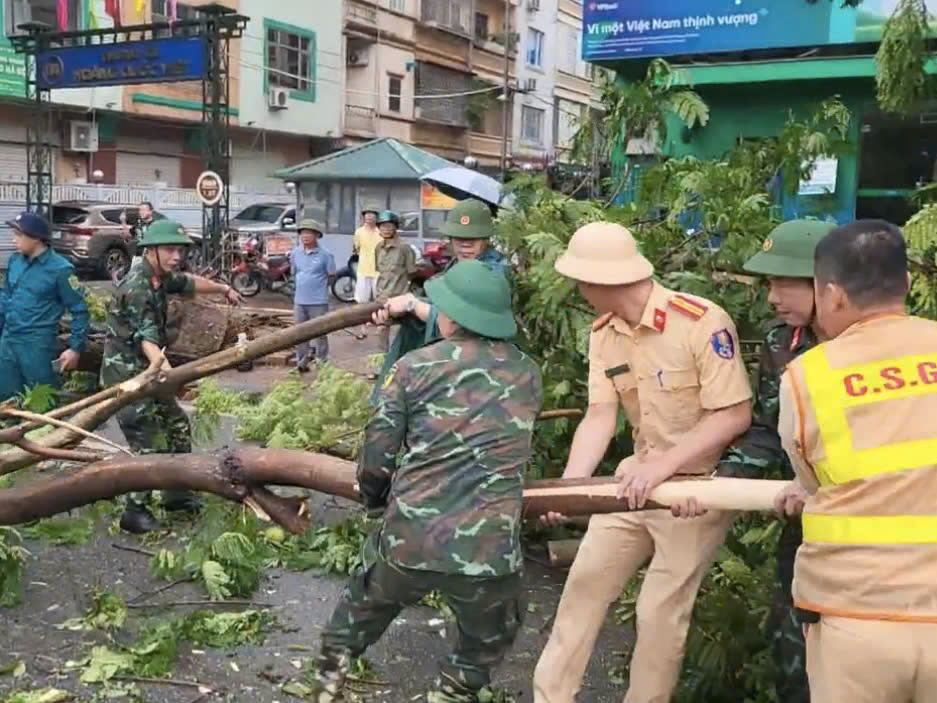 Công an Hà Nội huy động tổng lực khắc phục hậu quả bão số 3, đảm bảo an toàn giao thông và đời sống dân sinh